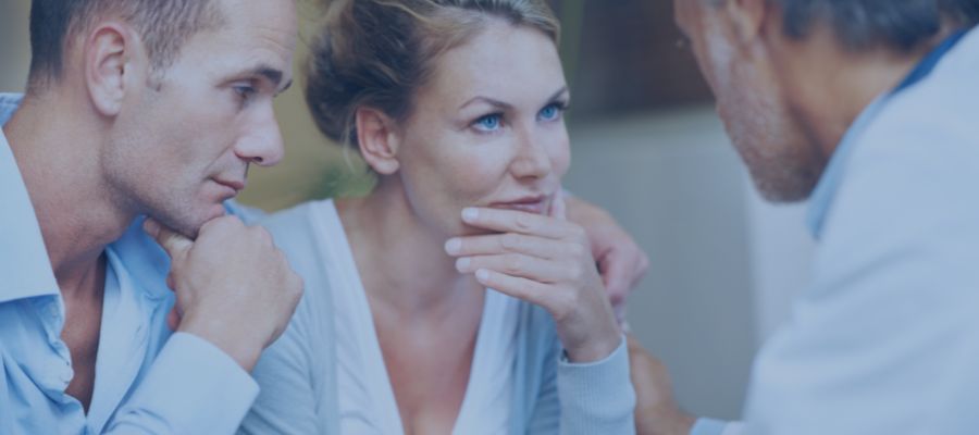 Warum sind englische Idioms so schwer Three people sitting together looking worried