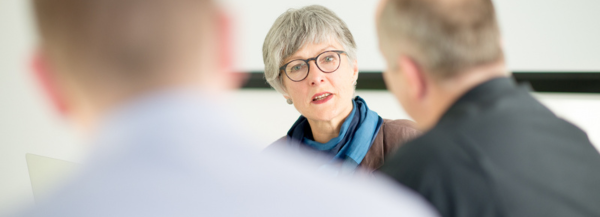 Christine Burgmer im Gespräch mit zwei Klienten