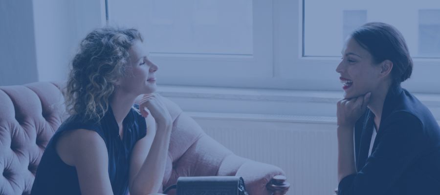 Eine Geschäftsfrau spricht mit ihrem Business Coach Eine Geschäftsfrau spricht mit ihrem Business Coach