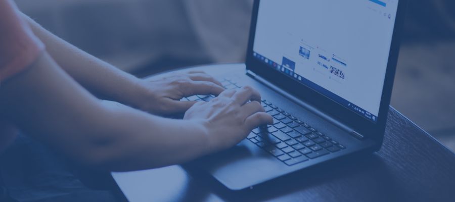 Hände schreiben auf einem Laptop Zwei Hände schreiben auf eine Laptop