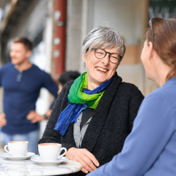 Christine mit einer Kundin im Café in Köln