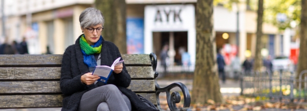 Christine liest in Köln Christine Burgmer liest ein englisches Buch