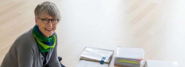 Clarity Guides Christine mit Papieren